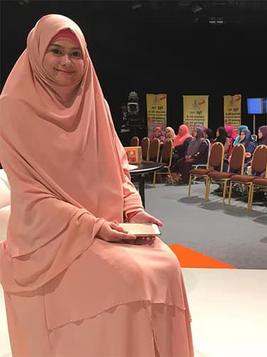 @helizahelmi wearing Kurung Syarie Ironless Mawar™
