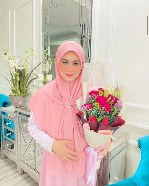 @syira_charms wearing Lovelia Dual Layer Khimar